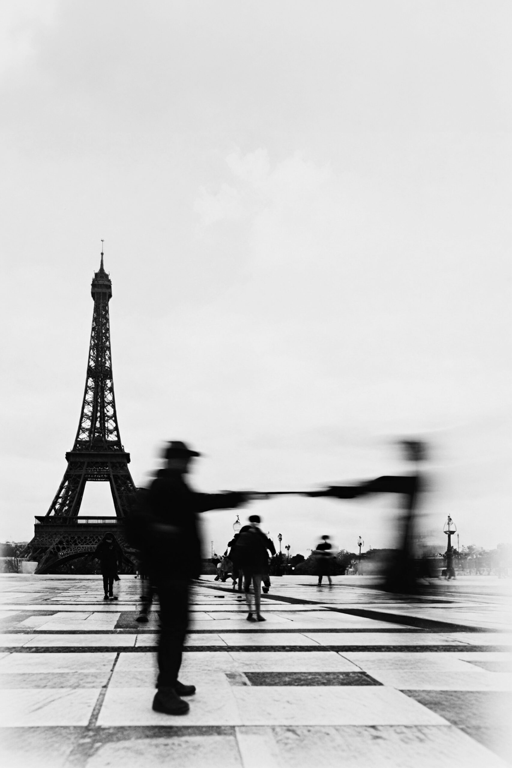 Moroz — Ephemeral Paris, eine Schwarz-Weiß-Fotografie des Eiffelturms im Nebel, ein signierter Druck für 65 € als Weihnachtsgeschenk